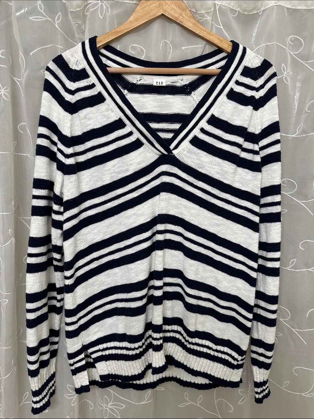 GAP Women's Navy and White V-Neck Striped Sweater large